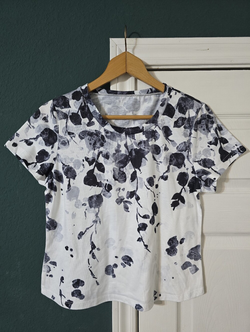 Black White Gray Floral Print Short Sleeve Graphic Cropped Top T-Shirt